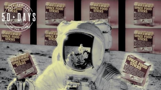 Ay'da astronotlar, kasklarının içinde tatlı Slim Jim'leri atıştırdı.
