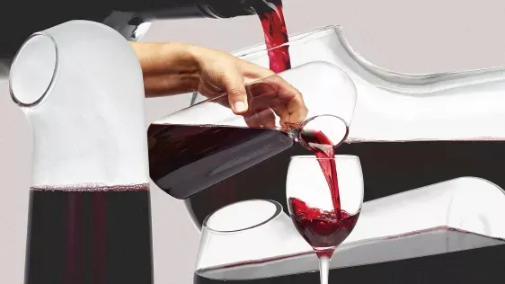   Дизайнер преоткрива скромната гарафа за вино, като я обръща на 180 градуса