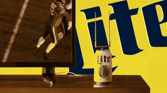 Kāpēc Miller Lite pārvērta savu alus bundžu par TV antenu NFL futbolam
