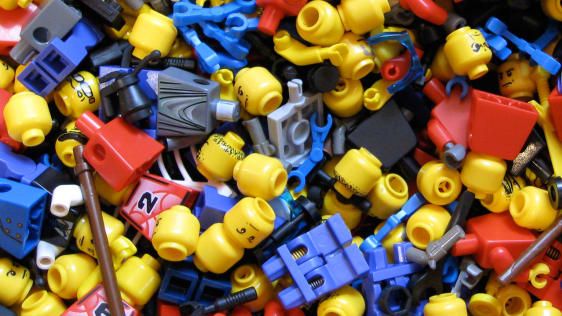 De ce minifigurile Lego au o gaură în cap