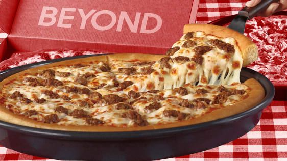 Experimentei a pizza de linguiça Beyond Meat da Pizza Hut. É bom o suficiente para se livrar da carne