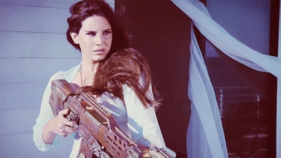 Lana Del Rey giải phóng địa ngục trên Paparazzi ở High By The Beach Video