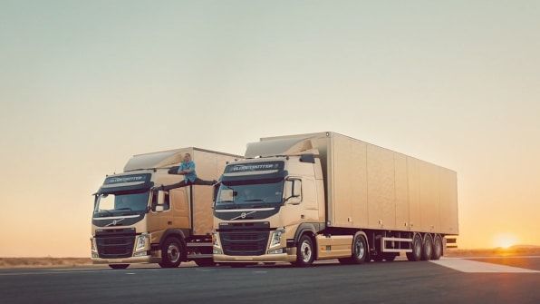 Jean-Claude Van Damme faz a diferença entre dois caminhões Volvo e é espetacular