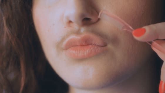 Deixe crescer! Deixe crescer! A marca Razor Billie convida as mulheres a abraçarem seus pelos faciais e se juntarem à diversão do Movember
