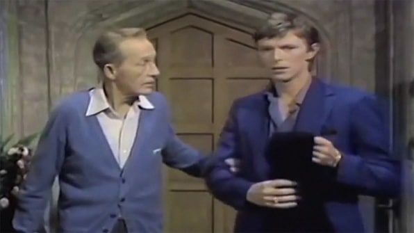 Lucrurile devin magic incomode în videoclipul muzical fără muzică al lui David Bowie și Bing Crosby
