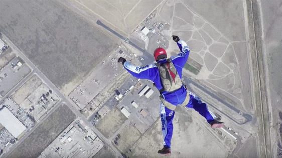 Изскачането от самолет без парашут по телевизия на живо е една реклама Helluva Gum