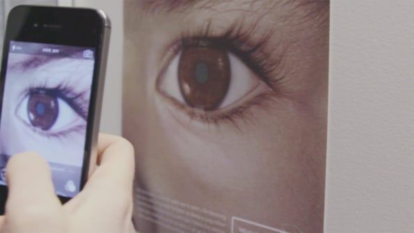 Disse reflekterende plakater viser forældre, hvordan man får øje på børns øjenkræft