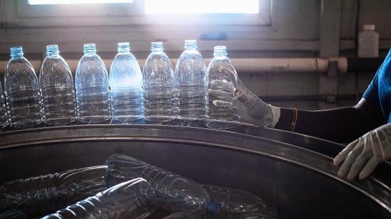Dobry Boże, świat używa prawie 500 miliardów plastikowych butelek na wodę rocznie