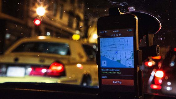 Tài xế Uber có thể kiếm được nhiều tiền hơn tài xế taxi truyền thống, nhưng như vậy đã đủ chưa?