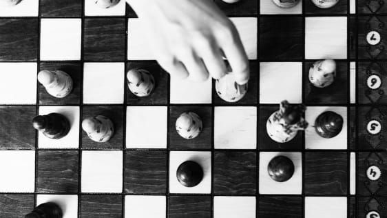 Mesmo que você nunca tenha jogado xadrez, essas 5 estratégias do jogo o ajudarão a lidar com a incerteza