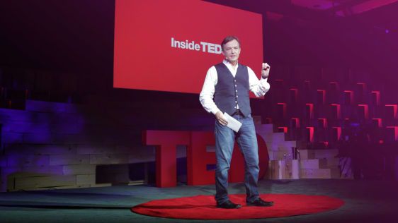 La sjefen for TED vise deg hvordan du avslutter talen din med kraft