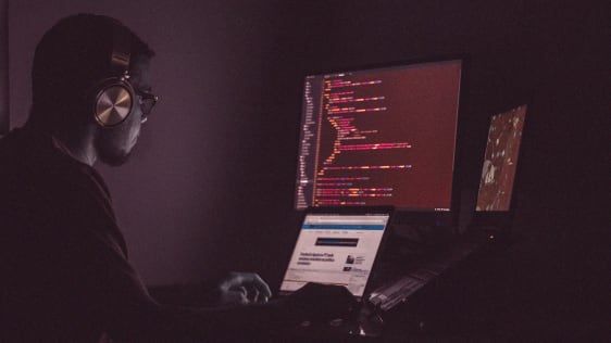 كيفية حماية جهاز الكمبيوتر الذي تعمل من المنزل من الهجمات الإلكترونية
