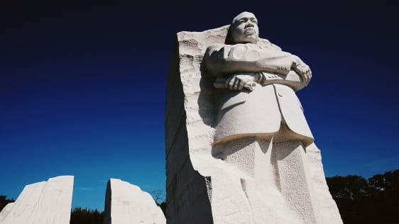 Majoritatea americanilor mai trebuie să lucreze în ziua MLK. Iată ce este deschis și închis