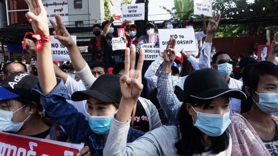 يستخدم المتظاهرون في ميانمار التحية المكونة من ثلاثة أصابع: إليك ما تعنيه ومن أين أتت