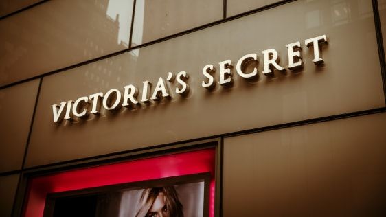 Victoria’s Secret spiraler ned i afløbet. Her er 3 grunde hvorfor