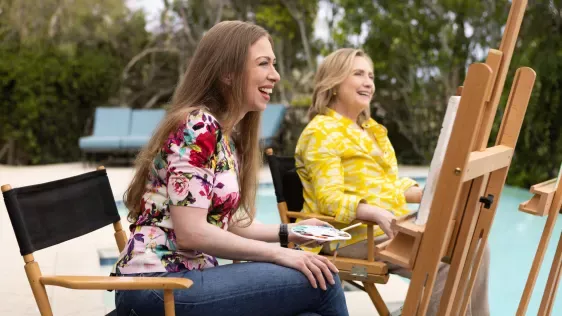   Hillary og Chelsea Clinton får «Gutsy» på den nye Apple TV+-serien