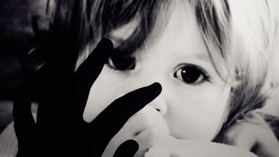 O novo canto mais assustador do Instagram: interpretação de papéis com fotos de bebês roubadas