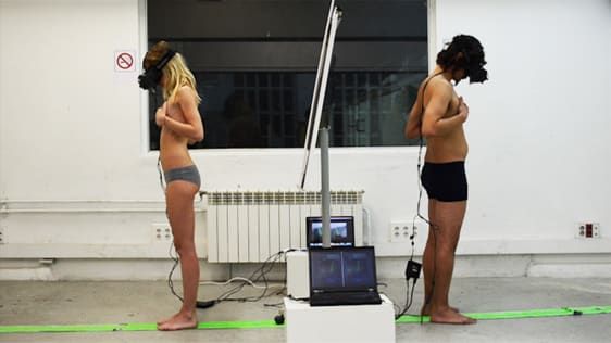 Sci-fi zariadenie umožňuje mužom a ženám vymeniť telá