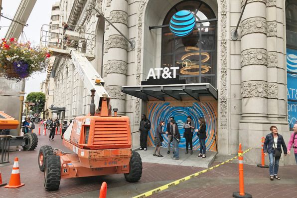 O novo carro-chefe da AT&T em São Francisco é bastante grandioso para uma loja de telefones