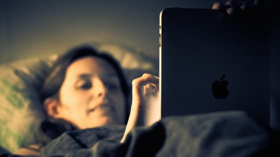 Lamento, leitores da hora de dormir: iPads mantêm você acordado mesmo com o turno da noite ativado
